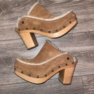 MINT CONDITION UGG SAUDE FUR CLOGS